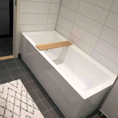Familievennlig Enebolig Med Hage Og Utsikt טרומסה