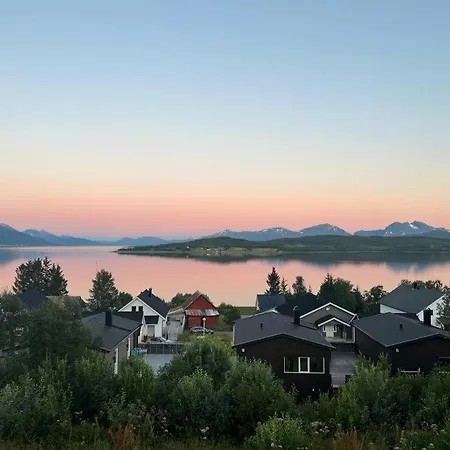 Familievennlig Enebolig Med Hage Og Utsikt