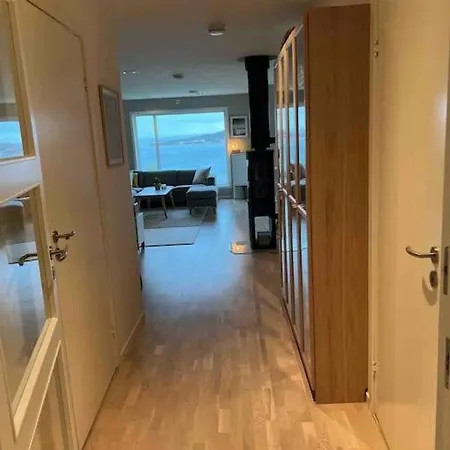 Familievennlig Enebolig Med Hage Og Utsikt וילה